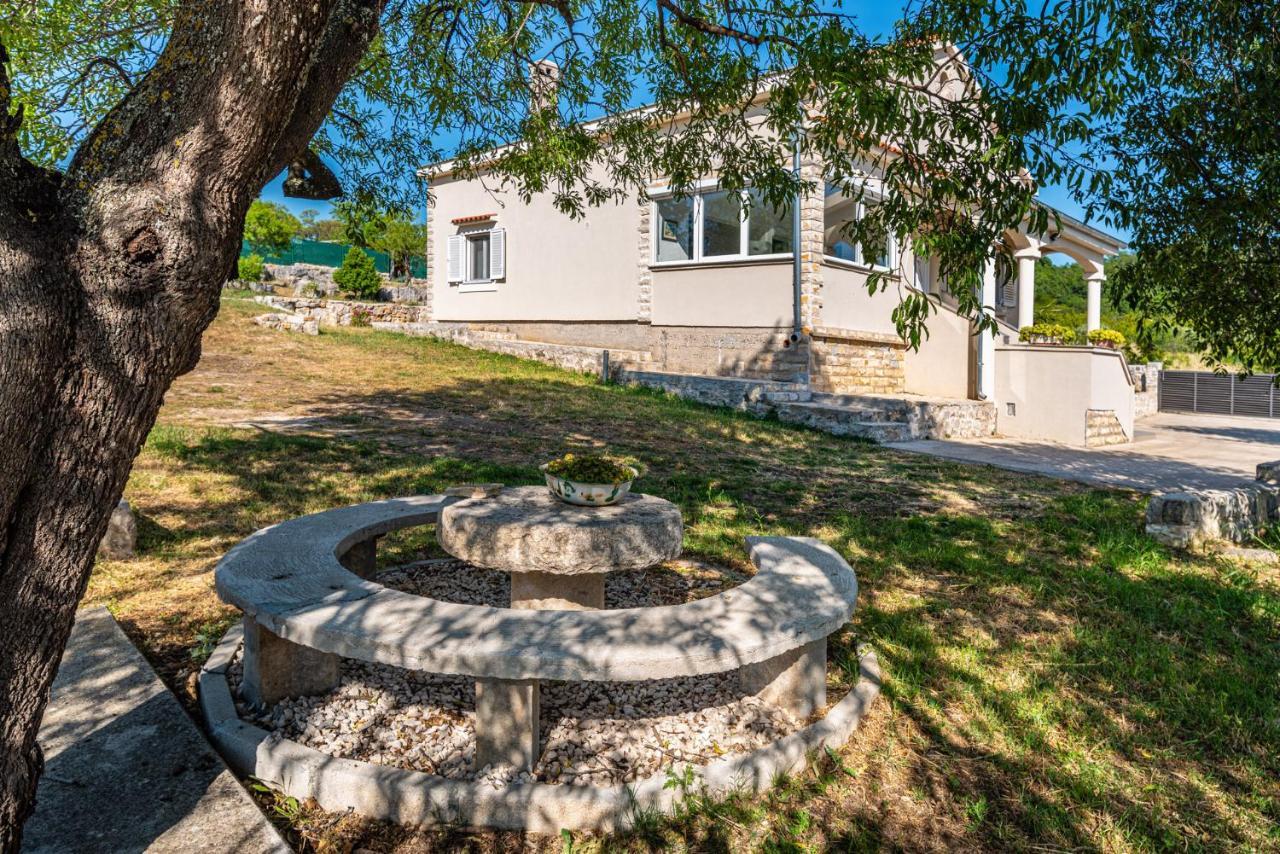 Holiday Home Ante With Beautiful Private Garden Nadin Exteriér fotografie
