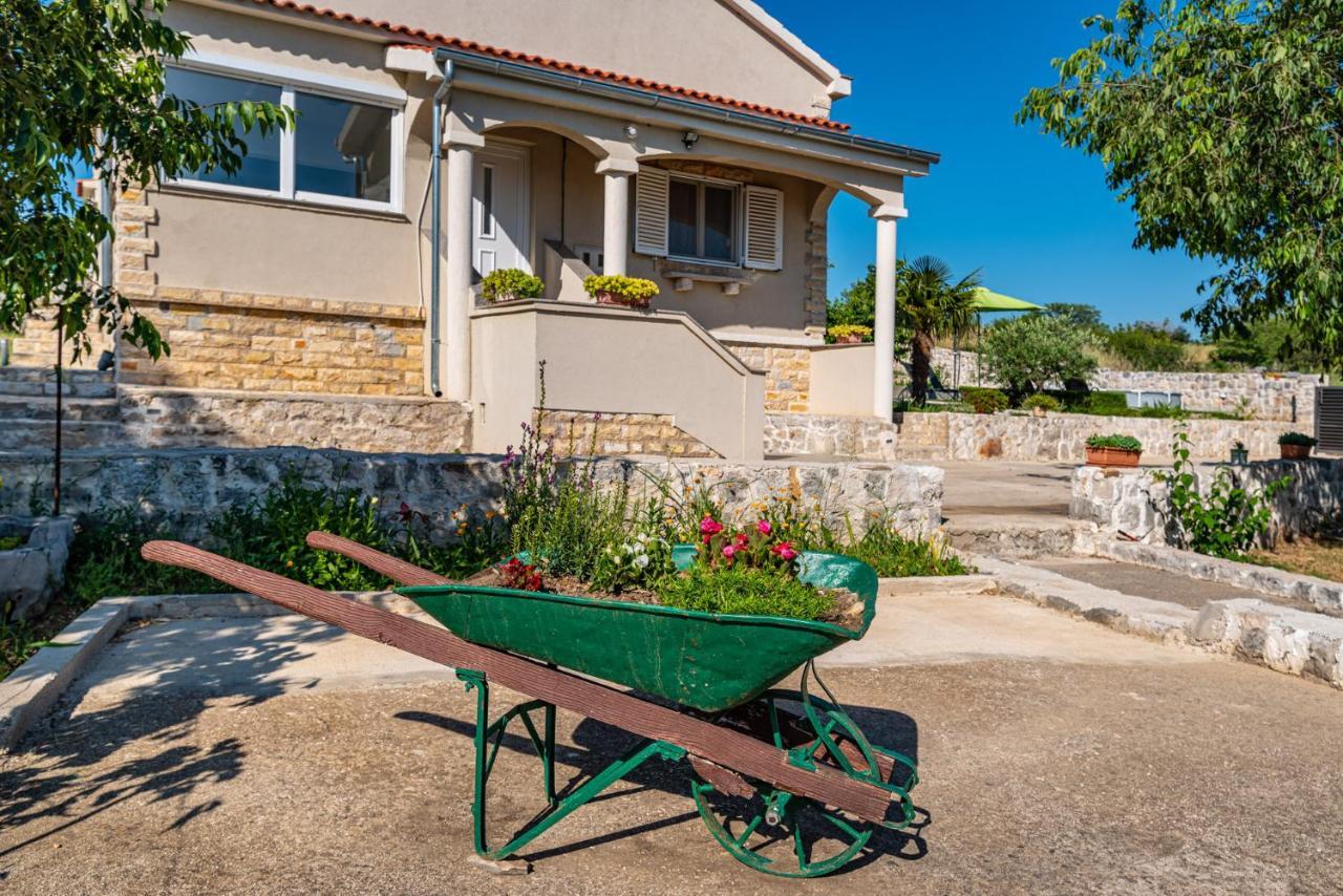 Holiday Home Ante With Beautiful Private Garden Nadin Exteriér fotografie