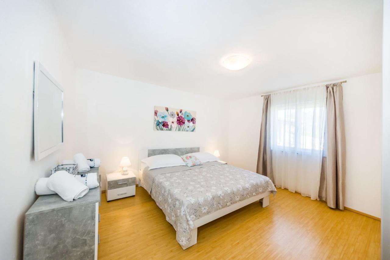Holiday Home Ante With Beautiful Private Garden Nadin Exteriér fotografie