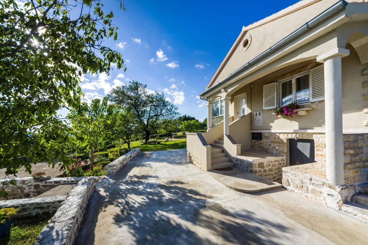 Holiday Home Ante With Beautiful Private Garden Nadin Exteriér fotografie